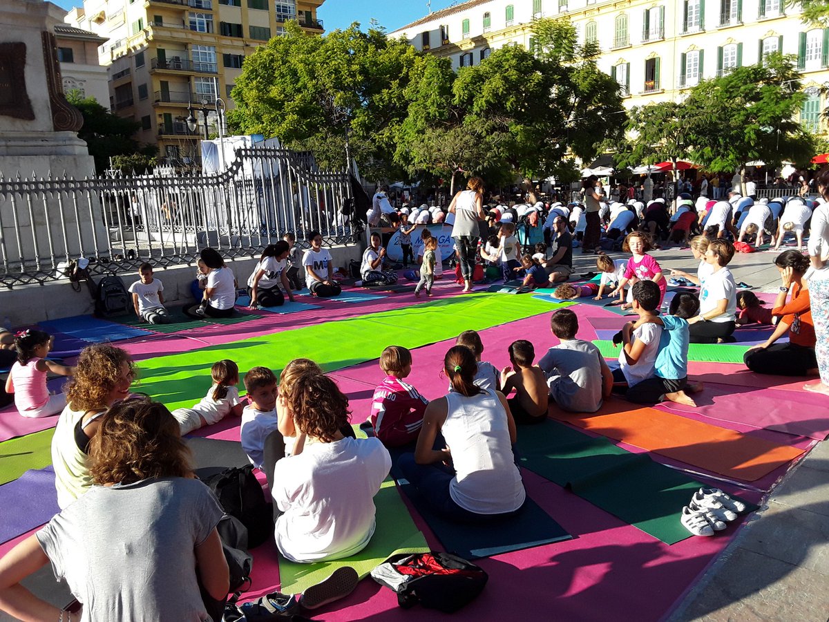 YogaMalaga's tweet photo. Ahora mismo Yoga en la Plaza @BarrioPicasso #MLGCTQ https://t.co/4z29tDqT0i