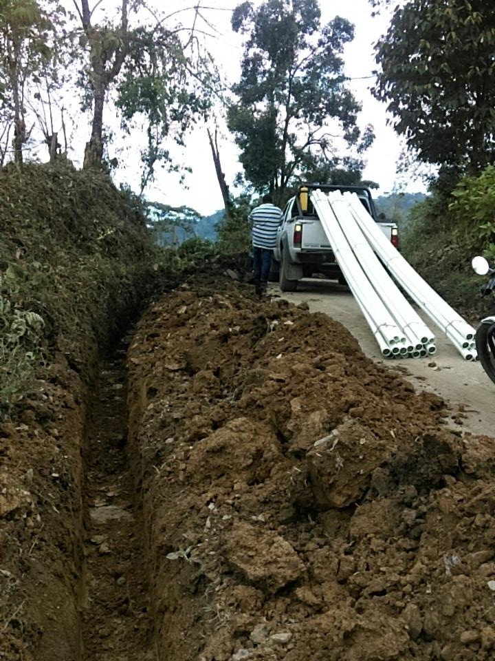 lhiso's tweet photo. Trabajos en el acueducto #DeJava municipio de #Viota #Cundinamarca tubería 2" programa #AguaALaVereda @EPC_SA @CundinamarcaGob https://t.co/Nevwb9jOVG