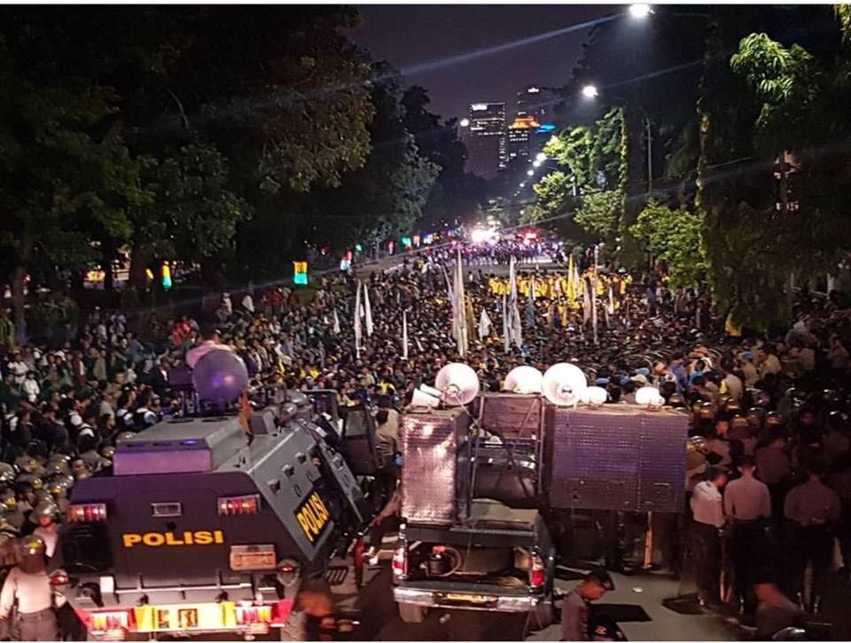 Gemacan213's tweet photo. Datang karena kesadaran bangsa. Disini tdak ada makanan hanya sekedar air putih. Kami tekad bertahan hingga tengah malam✊✊ #SidangRakyat https://t.co/vsxQVHTsAq