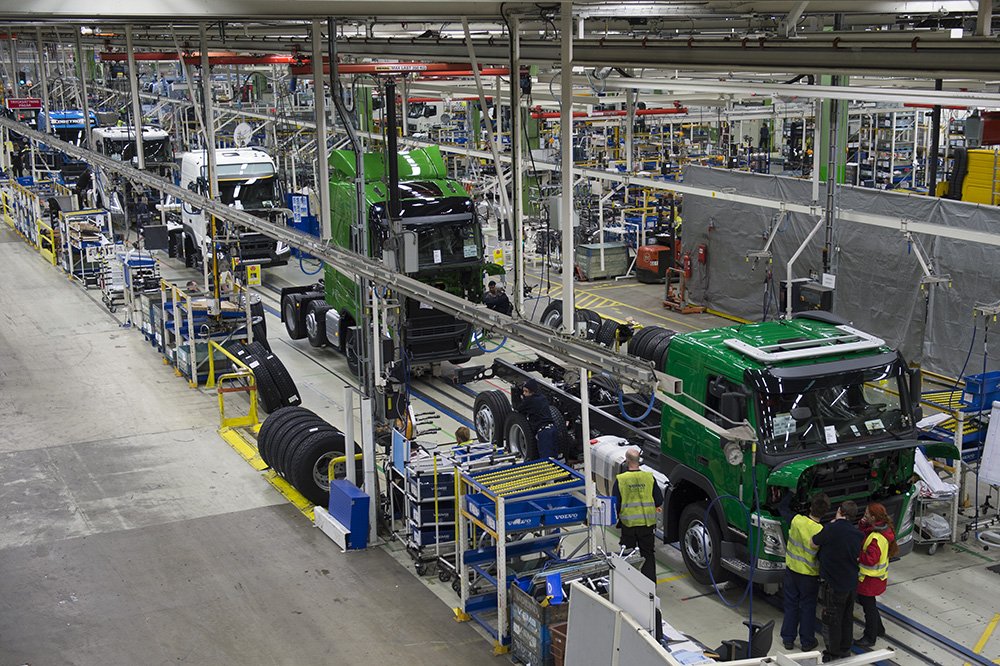 truckstar_'s tweet photo. @VolvoTrucks beleeft geweldig derde kwartaal 2017. Winst meer dan verdubbeld, #orderintake vooral in #VS super. #VNL https://t.co/8HO7ucnF13 https://t.co/OfJkGFtHFX