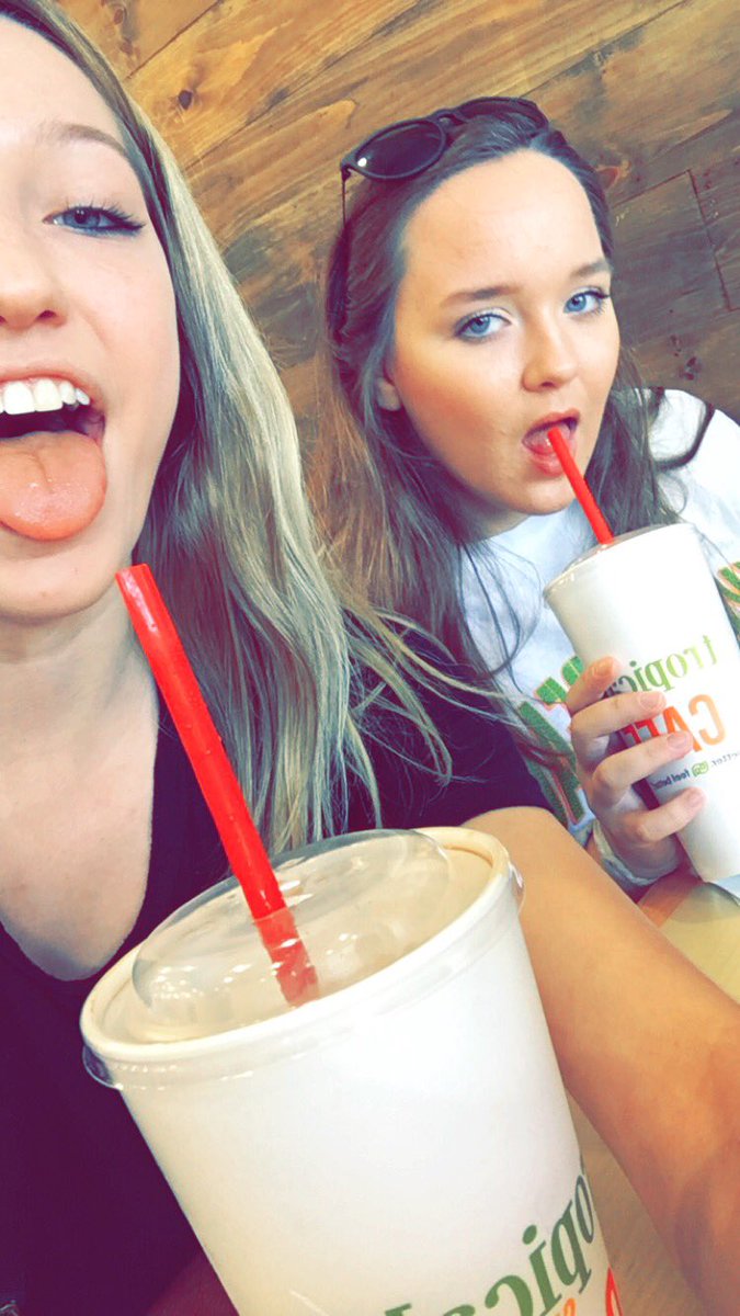 SiennaaTassonee's tweet photo. HAPPY BDAY HANAAHHH IMY live it up today!!💞🍬🎉@hanahriley https://t.co/N5NhggPHCj