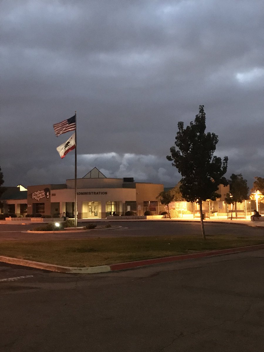 ballardcandi's tweet photo. Actually feels like October this morning! #0period #TitanPride @Tahquitz_Titans https://t.co/U88h3DMFEf