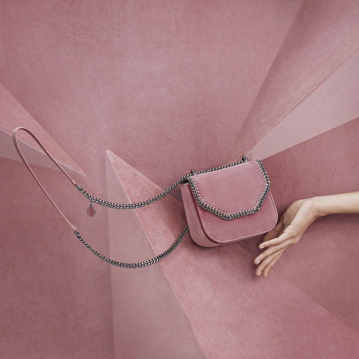 StellaMcCartney's tweet photo. Bold yet versatile, the latest incarnation of the #FalabellaBox has a new tactile quality in dusty pink and features siganture chain detailing.
Find one for you in-store or online at: https://t.co/6DEhI0j3NQ https://t.co/VhZz7bk6mm