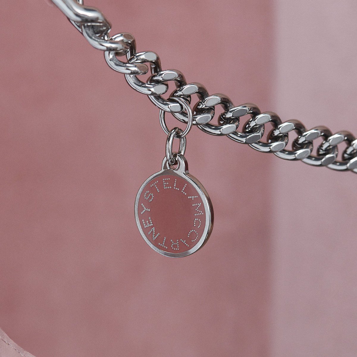 StellaMcCartney's tweet photo. Bold yet versatile, the latest incarnation of the #FalabellaBox has a new tactile quality in dusty pink and features siganture chain detailing.
Find one for you in-store or online at: https://t.co/6DEhI0j3NQ https://t.co/VhZz7bk6mm