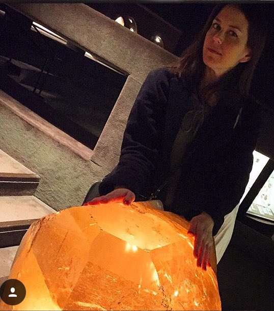 msrinibell's tweet photo. Getting #witchy with a giant #topaz crystal #nyc https://t.co/g6XWw6Ibea