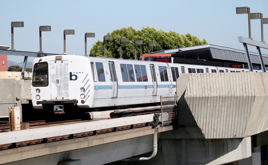 BorensteinDan's tweet photo. BART scoffs at 21st century technology. Board caves to union pressures. @SFBART #capensions https://t.co/2evdvyftql https://t.co/bwVDOP65hl
