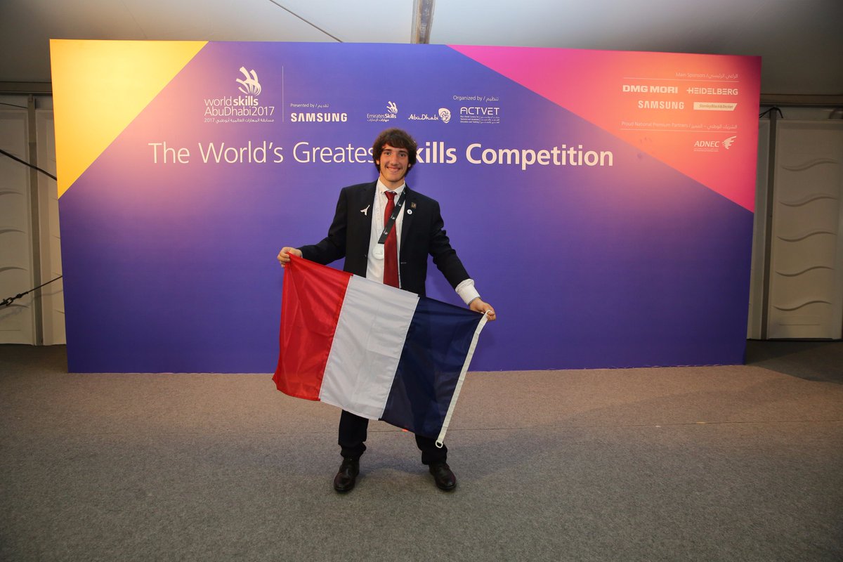regionbretagne's tweet photo. Bravo à Mario Bel (équipe #Bretagne) qui a reçu la médaille d'argent en charpenterie aux 44e @WorldSkills competition. #TEAMFR https://t.co/yJWkfylXZb