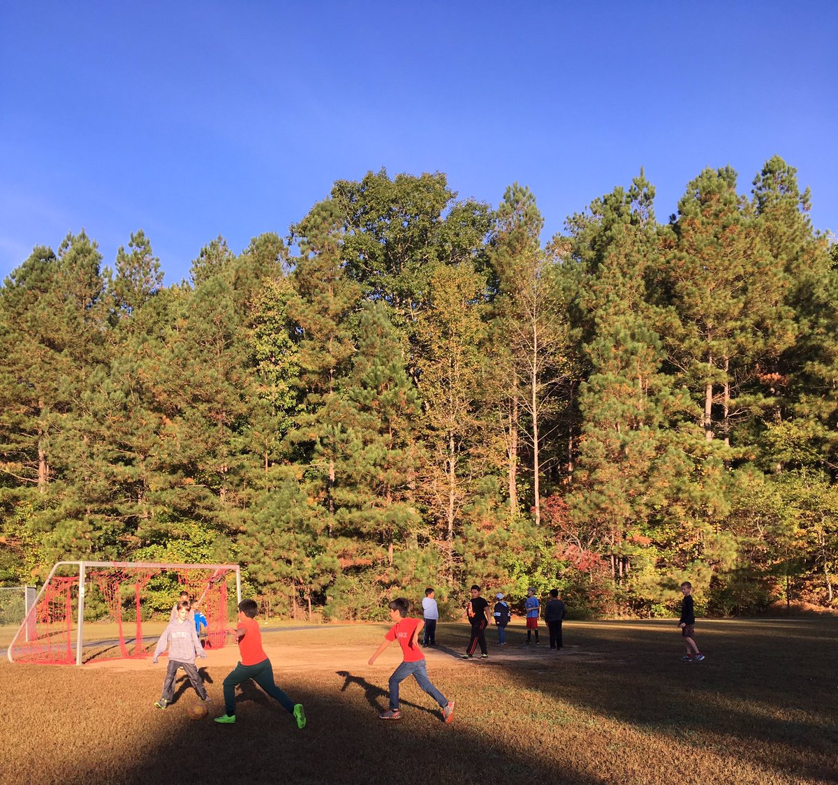 ms_gareau's tweet photo. It's a beautiful fall morning for some soccer and fresh air! 🍂🍁⚽️ #nhetweets @NHVoyagers https://t.co/jFgLk4pjHR