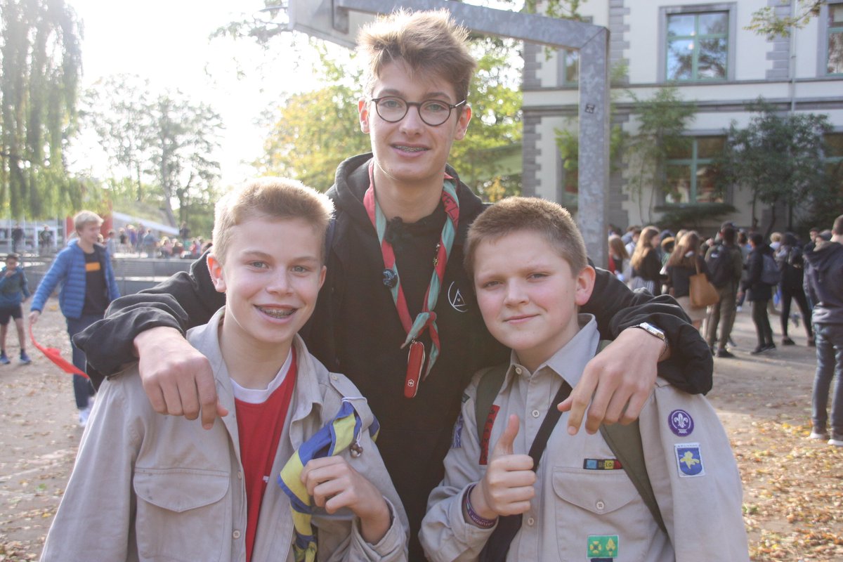 KAEtterbeek's tweet photo. Heel wat enthousiaste leerlingen in uniform vandaag op school en het is er geen van de school #dagvandejeugdbeweging https://t.co/81zHa1waBr
