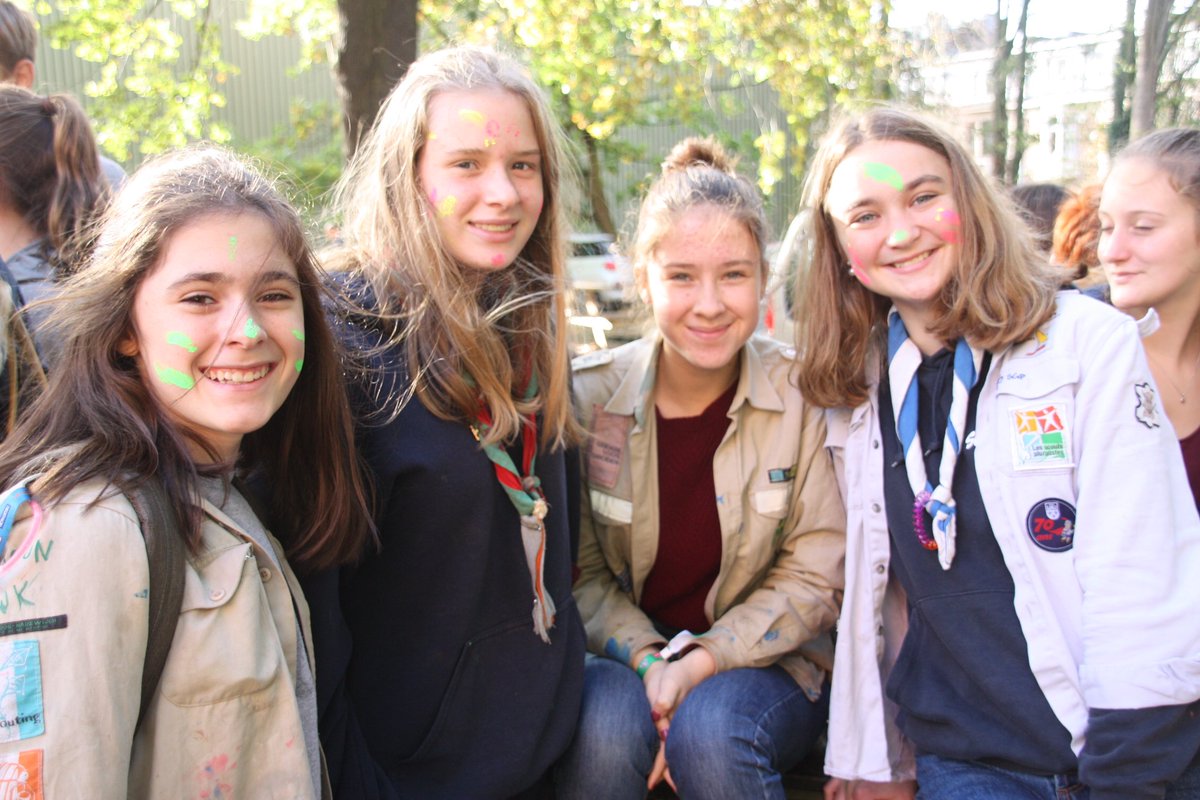 KAEtterbeek's tweet photo. Heel wat enthousiaste leerlingen in uniform vandaag op school en het is er geen van de school #dagvandejeugdbeweging https://t.co/81zHa1waBr