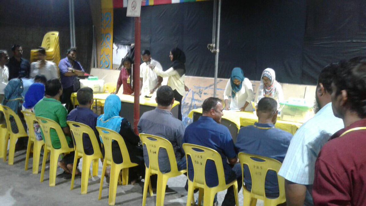 Simwarr's tweet photo. MDP ge Chairperson ge Naibu Idhaaree adhi Maalee ge Inthikhaabuge vote gunan Kuriyah dhaanee 

#MDPDCPElection https://t.co/MlfKAg84Z9