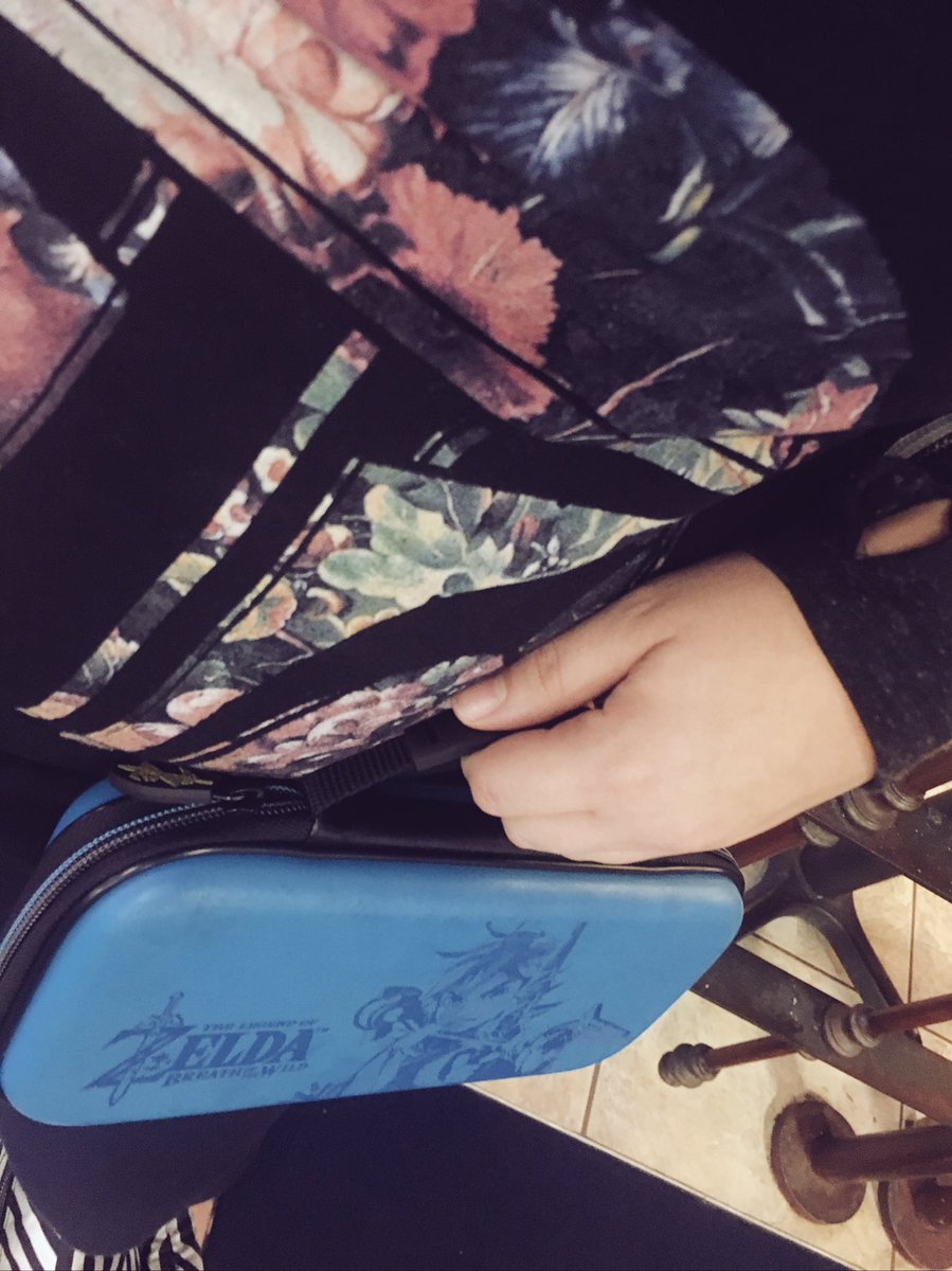 lydisumbrella's tweet photo. You know I travel with my floral Boba Fett tank top and my Switch. #soreadytogohome https://t.co/d8kly88ByT