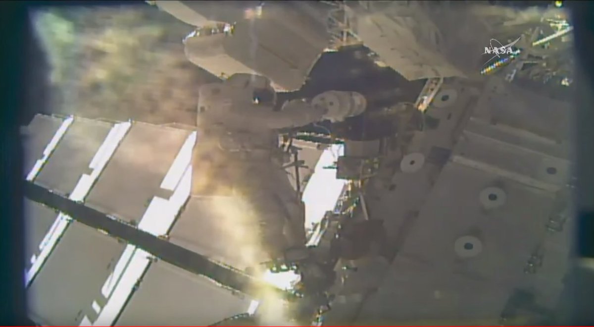 Bottlaeric's tweet photo. #ISS #EVA46 C'est vrai que c'est pas les galaxies de #CarassouLive mais niveau exploration habitée, c'est le top! https://t.co/wCnSRwrG4z