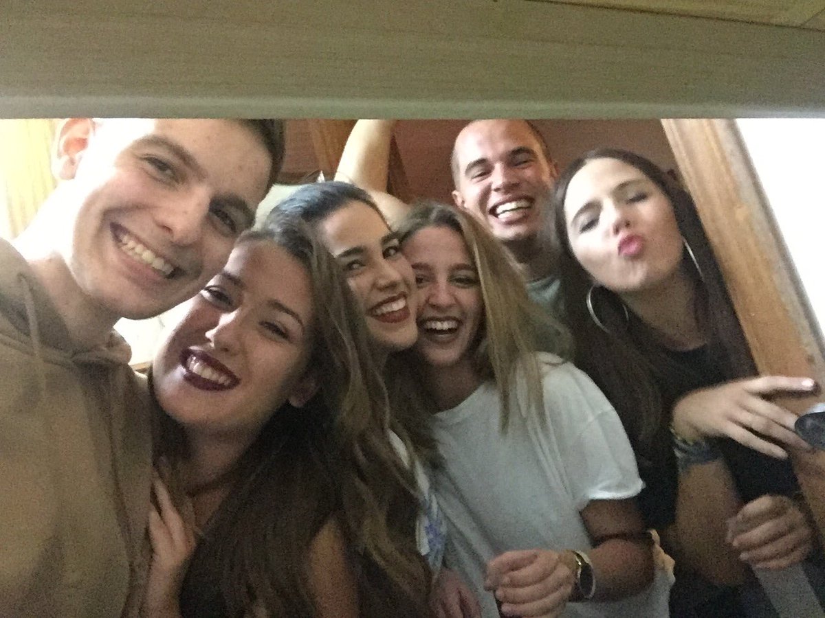GraaciHdez's tweet photo. q me encantáis!!!!!! ☘️🤤🙌🏼 #cavsquad #classmatesgoals https://t.co/Pgb4FOzkz1