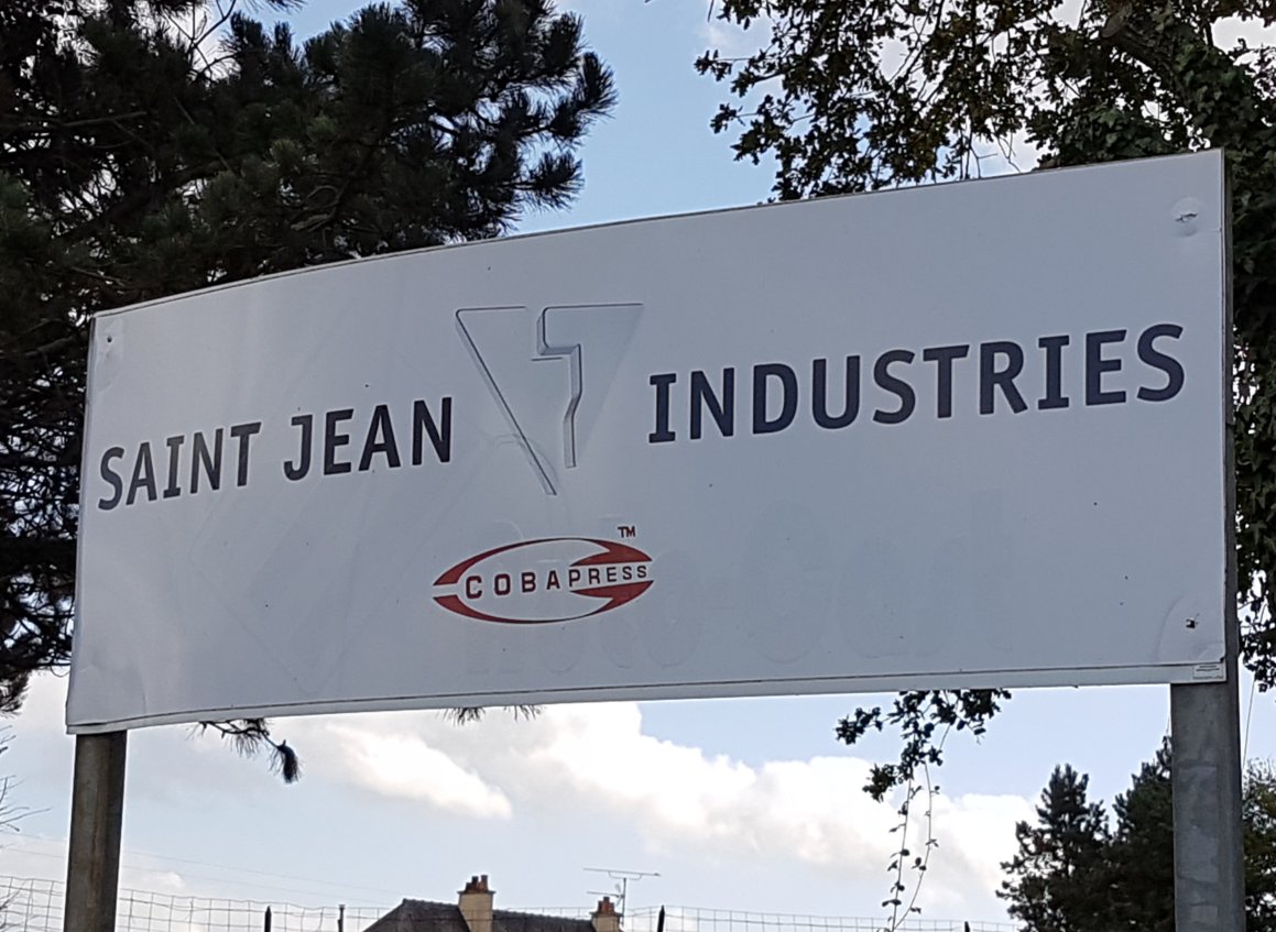 Polemc2's tweet photo. Le @Polemc2 en visite dans le tissu industriel en #Mayenne à #Changé chez Saint Jean Industrie ! 🏭 https://t.co/JWjEHHUURF