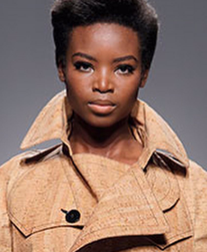 ethicalmuse's tweet image. Loving this classic cork trench coat to keep us dry. Designed by Filipe Faisca. 📷ModaLisboa Photography #sustainaluxe #cork #fashion