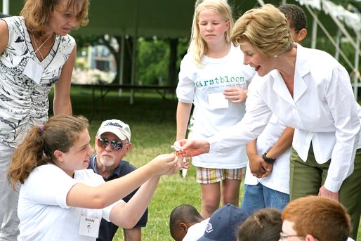 GWBLibrary's tweet photo. #FLOTUS_Friday Mrs Laura Bush w/kids from Boys&Girls Club & Warren Prescott ElemSchool, ’08 planting event, Boston. https://t.co/olRvp0uepJ https://t.co/JGIAoULvTn