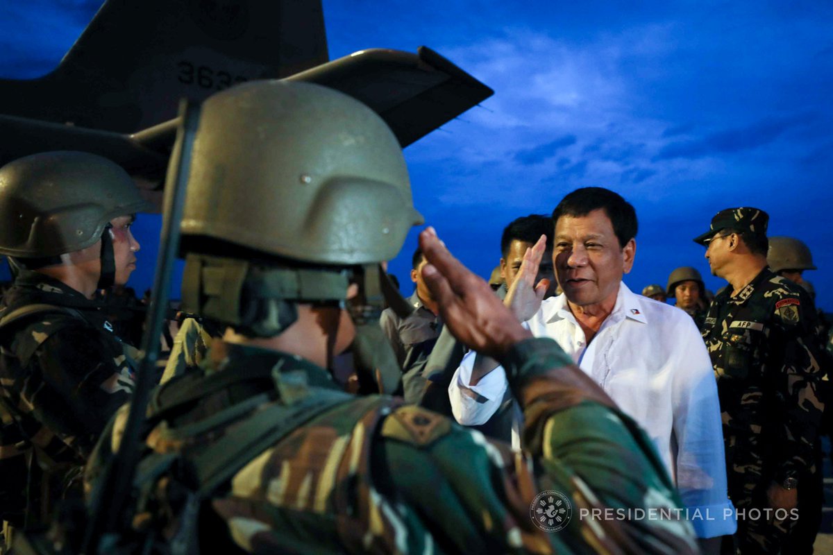 newswatchplusph's tweet photo. LOOK: President Rodrigo Duterte honors troops from the 1st Infantry Battalion deployed to Marawi | via Presidential Photographers Division https://t.co/EtGHloUmjP