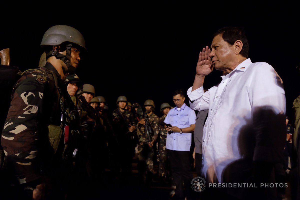 newswatchplusph's tweet photo. LOOK: President Rodrigo Duterte honors troops from the 1st Infantry Battalion deployed to Marawi | via Presidential Photographers Division https://t.co/EtGHloUmjP