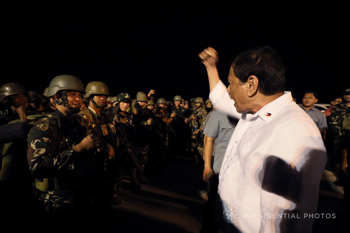 newswatchplusph's tweet photo. LOOK: President Rodrigo Duterte honors troops from the 1st Infantry Battalion deployed to Marawi | via Presidential Photographers Division https://t.co/EtGHloUmjP
