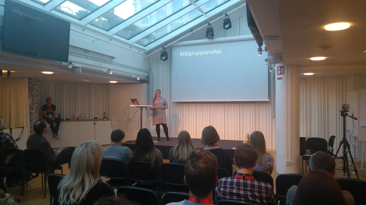 Rebecka Jansson på scen under sitt blixttal #uxopen