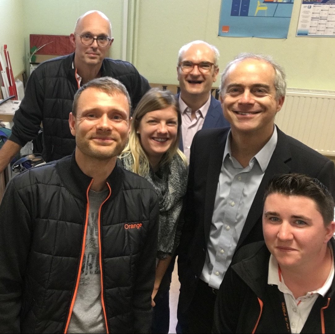 NadineFoulonBel's tweet photo. Très fière de présenter les équipes techniques d'@OrangeHDF à @rfernandez 🤗 ! #ProudToBeOrange https://t.co/bJZTAXU9lc