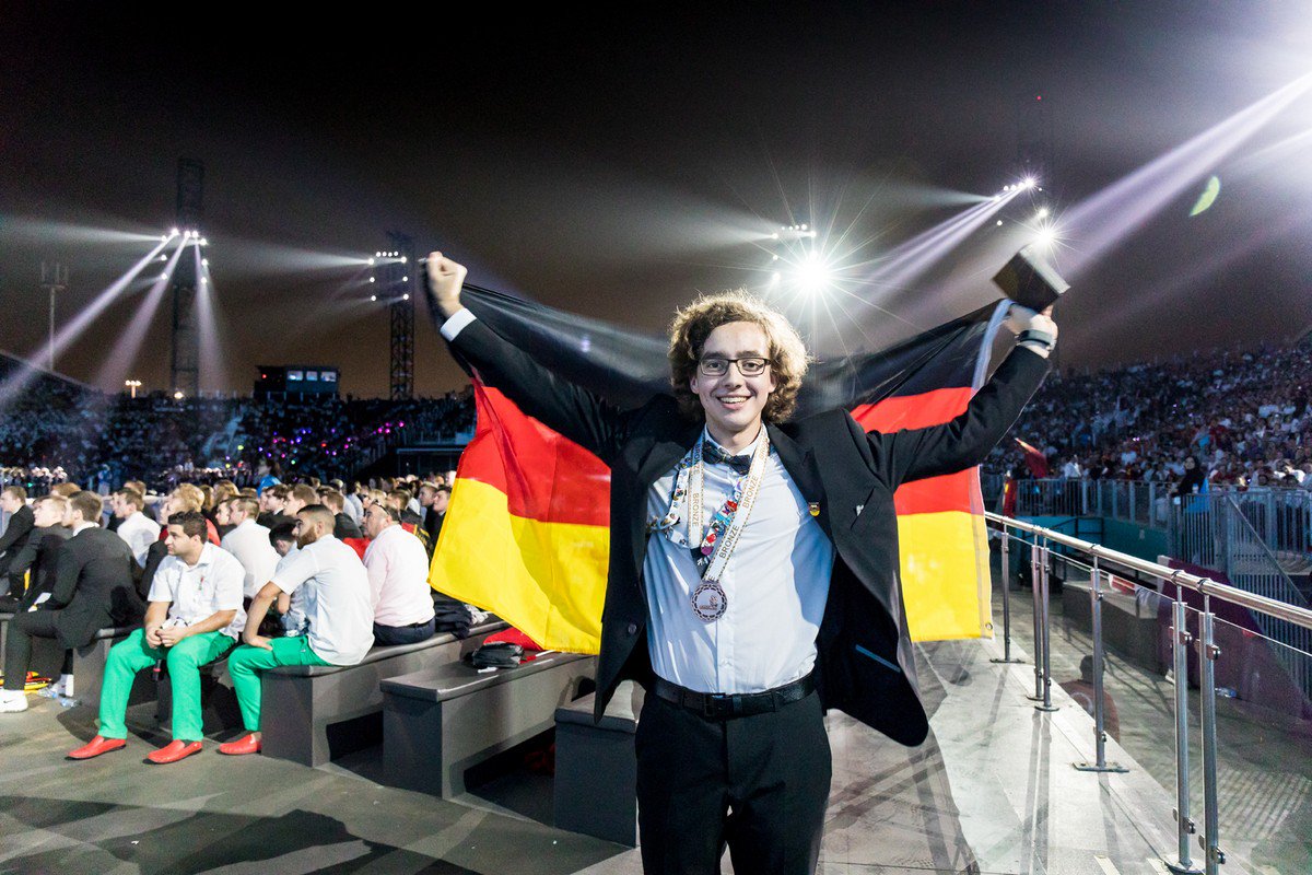 SEGCorpAffairs's tweet photo. Unser #DigitalerHeld @JonasWanke (17!) holt Bronze bei den #Worldskills in Abu Dhabi! Herzlichen Glückwunsch!! https://t.co/tsYOdzVuqt