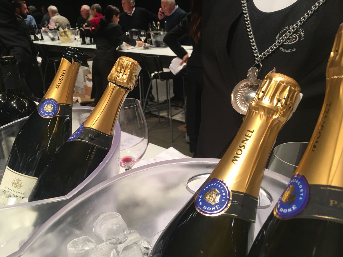 ilmosnel's tweet photo. Il Franciacorta #PasDosé Mosnel alla presentazione delle #guidespresso premiato nei "Migliori Vini da Comprare" 2018 https://t.co/u52rCKLpPG https://t.co/So9257KRg4
