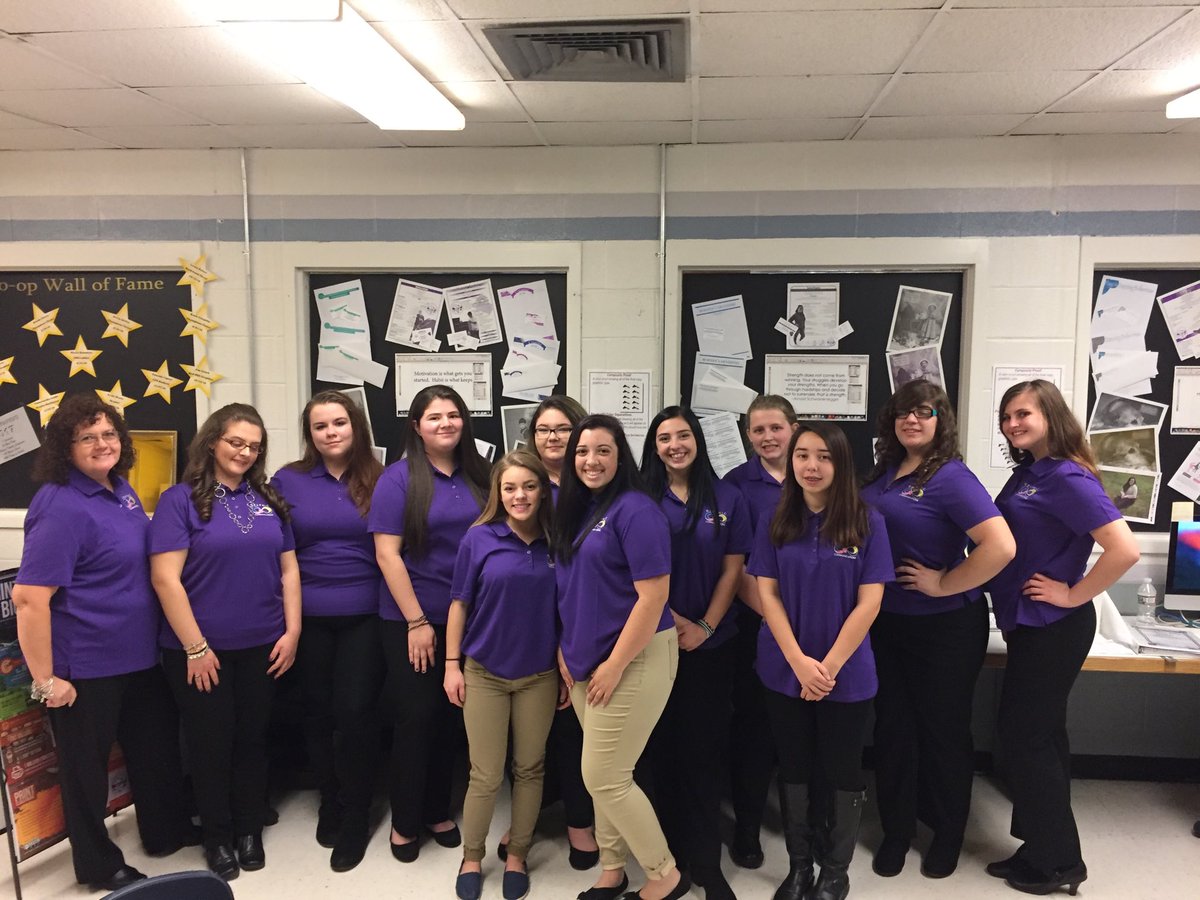 ShawsheenSkills's tweet photo. Graphics girls off to the Women in Print Luncheon @yourPINE @GirlsWhoPrint @ChampsChoiceNE #printUX #IPD17 #WIP https://t.co/8HcI6u0ynu