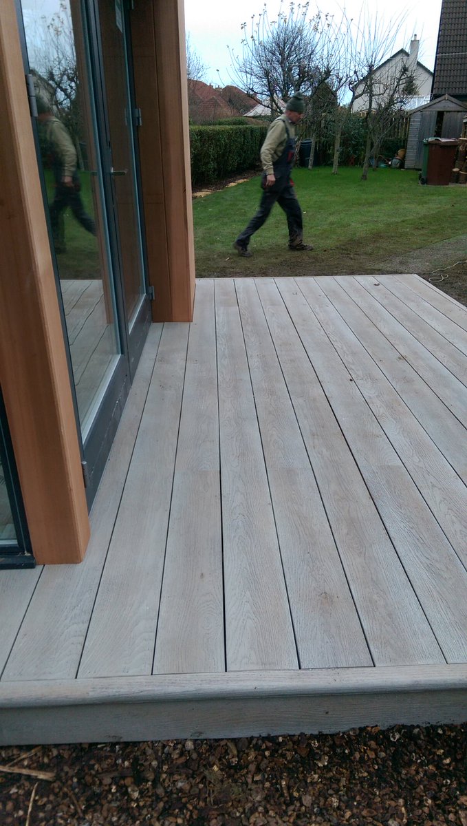 JMLGardenRooms's tweet image. Freshly laid @millboard_uk decking this morning. Loving the light colour against the western red cedar cladding.