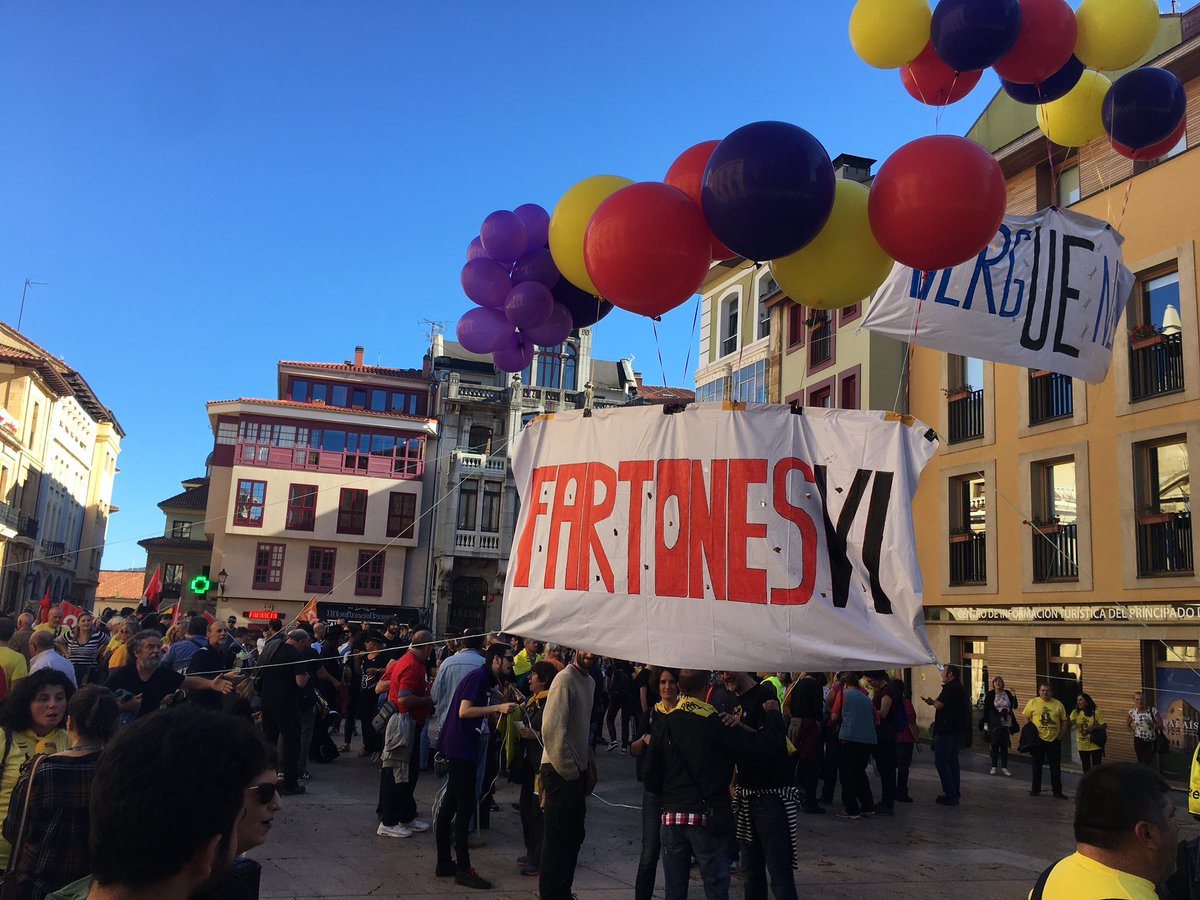 Asturias22M's tweet photo. En la pza del Ayuntamiento juntando la rebeldía y la dignidad! #PremiosPrincesa #vergUEnza20oct https://t.co/KjkDDihswE