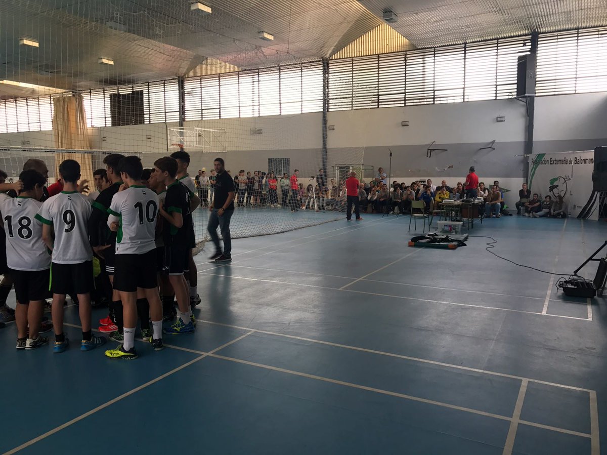 fexbm's tweet photo. La Masterclass de tarde del #COINBAM se desarrolla en el polideportivo UEX 🏃 https://t.co/HDaUhkAeLl