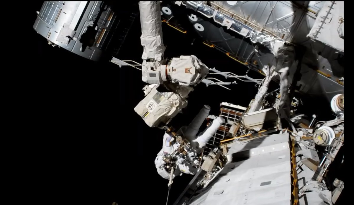 Bottlaeric's tweet photo. #ISS #EVA46 Pendant que Randy Bresnik est passé à un 2è bloc de stockage, la vue sur le site de Joe Acaba est époustouflante. https://t.co/8Nb8YxKxng