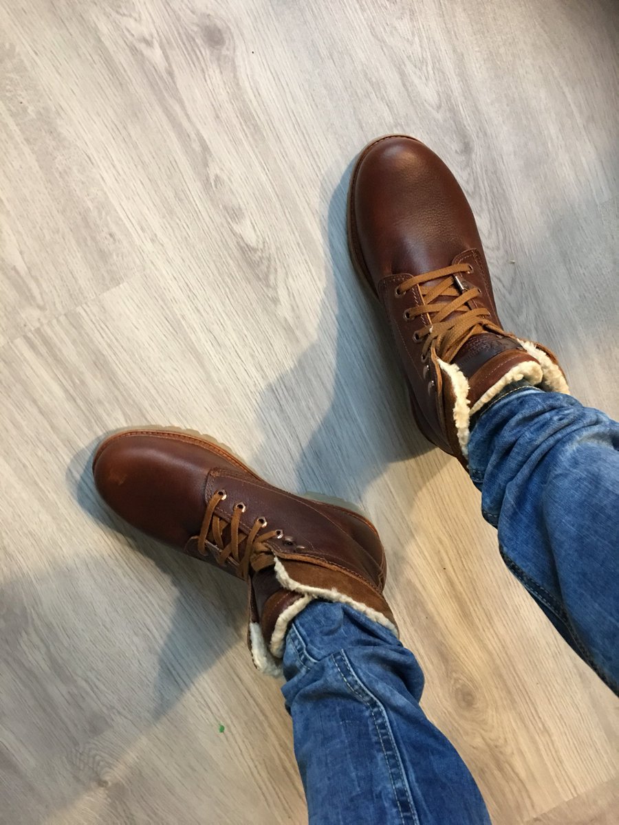 nathie's tweet photo. Shoutout to my mom for gifting me these awesome winter proof shoes. Love ya! https://t.co/DuxRZjdHrw