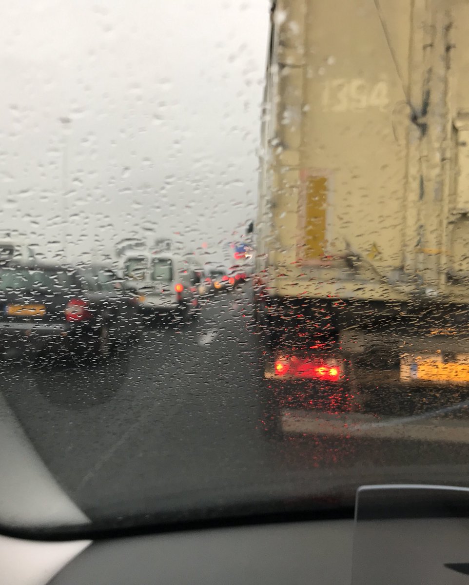 PeeBas66's tweet photo. Twee tunnelbuizen.... één dicht door ongeluk.... één beschikbaar......toch niet rijden😠 #a4, #beneluxtunnel, #rws https://t.co/KoOLPVzSee