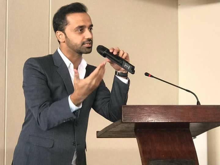 Namra_Qadeer's tweet photo. @WaseemBadami Addressing the #WB_Family at training session 🙂😊 https://t.co/H9Yl3nqHKl