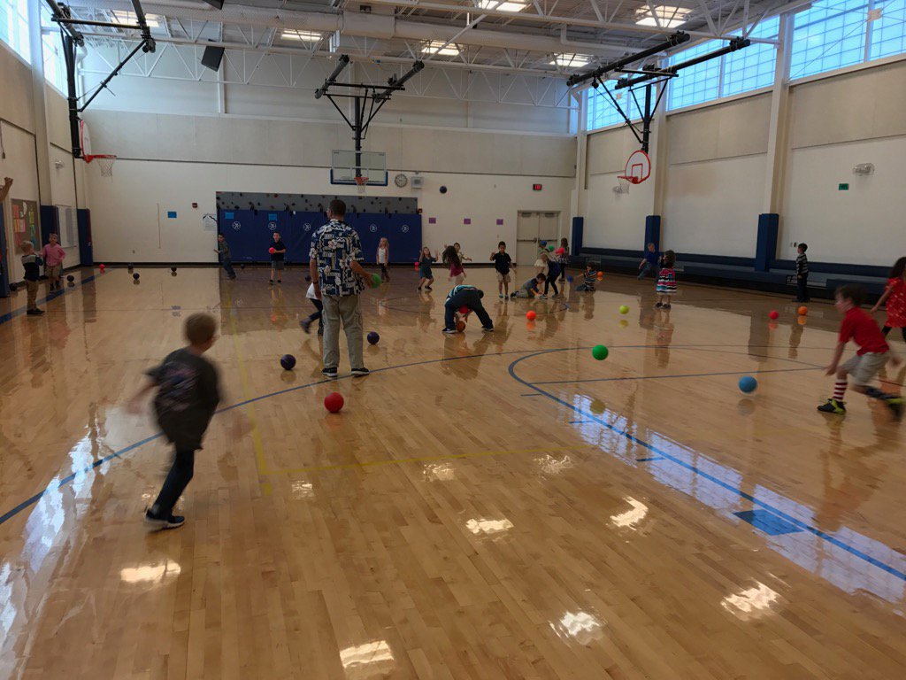 bradbinns2's tweet photo. 1st Grade playing "Clean Your Room!" #BringTheJoy https://t.co/D8cRVw90dh