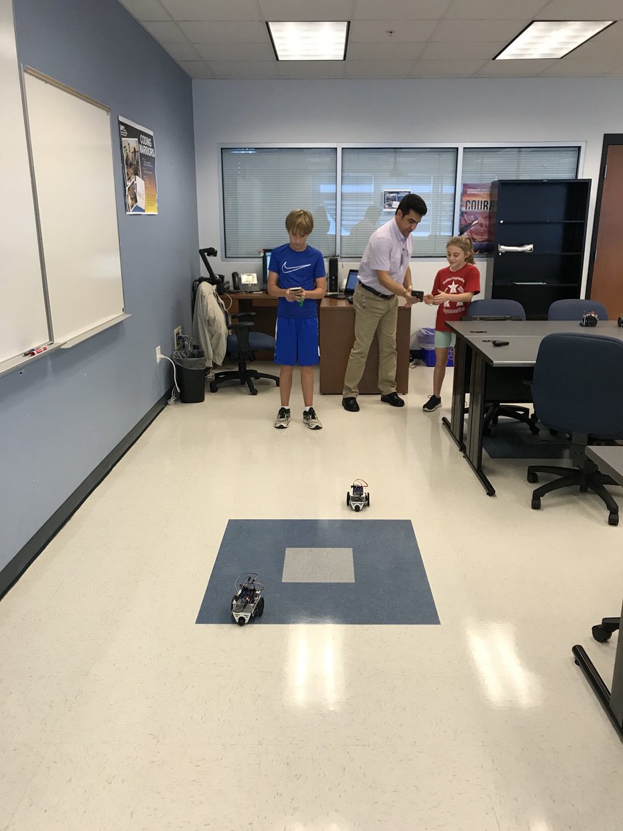 ABScienceSongs's tweet photo. Learning about careers @LWTechCollege! @collierschools @SeaGateES https://t.co/wVzSyDIDjr