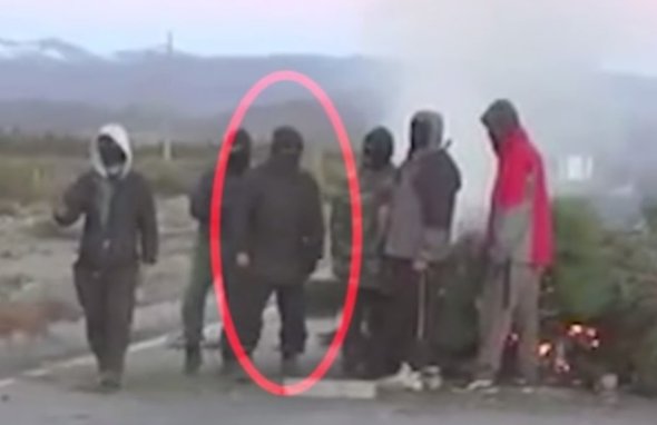 quepaische's tweet image. La flia. Maldonado no puede reconocer el cuerpo porque el rostro está irreconocible. Pero para reconocer a este sujeto no tuvo ningún drama.