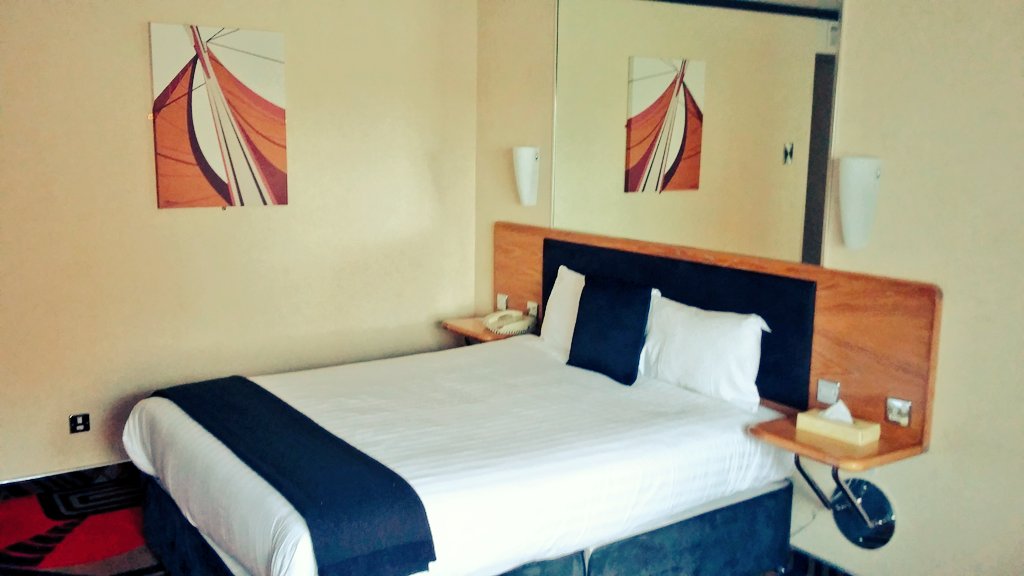 joshuaplummeruk's tweet photo. Cushty room here at @TheLangstone
Time for a swim and dinner before show time! @ComedyDining #OnlyFoolsAnd3Courses #Rodney #Dave #Plonker https://t.co/VG1X9S22mz