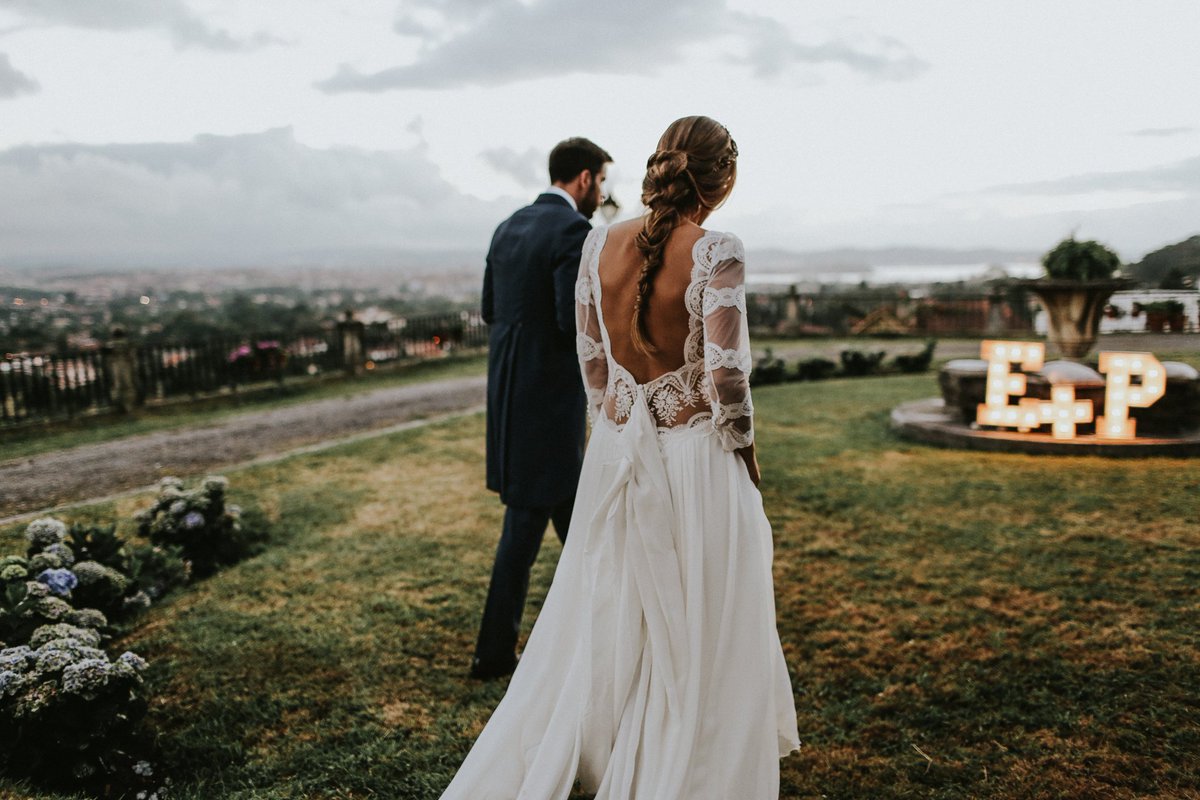 infodavidfdez's tweet photo. Elisa, con uno de los vestidos más bonitos que pude fotografiar nunca por mi admirado @nicolascostura . Elisa y Pablo. ❤️ https://t.co/NSHMXsbzVN