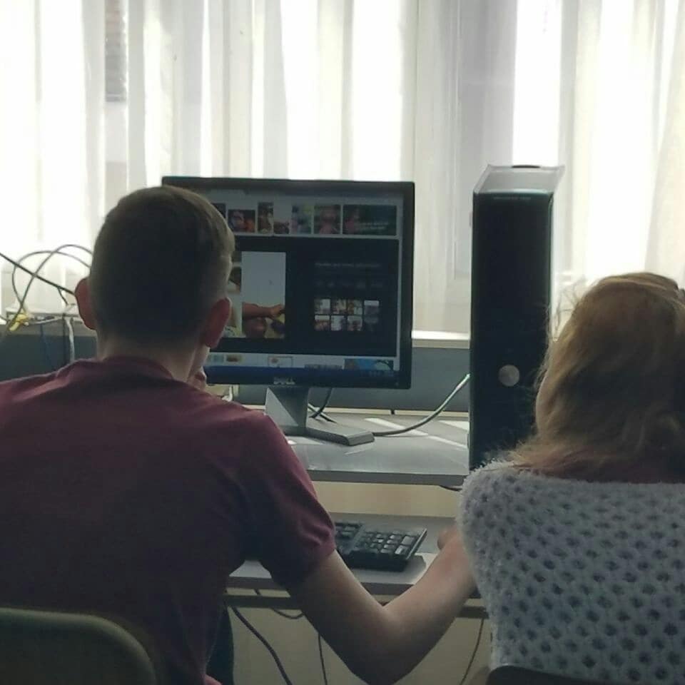 ComCienciaUNR's tweet image. ¡#MemesDeCienciaUNR al aula!💻
▶️Estamos en el Taller de Memes sobre Ciencia en el IES N° 9233 en Santa Fe junto al #LABGraf de @FCPolitUNR💡📲