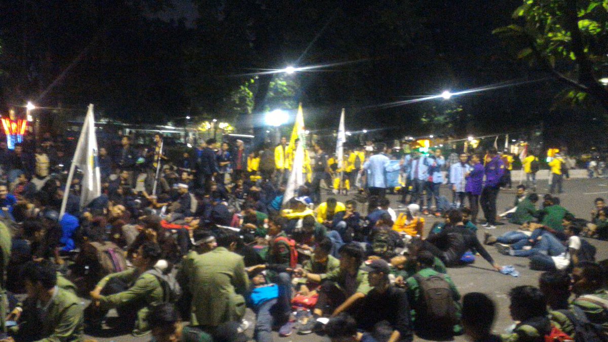 BEMUNJ_OFFICIAL's tweet photo. Masa aksi mnyanyikn lagu2 nasional. Komitmen brtahan hngga brtemu Jokowi
#SidangRakyat 
#3TahunJokowiJK
#MahasiswaBersamaRakyat
#TUGURakyat https://t.co/8a7She2Xot