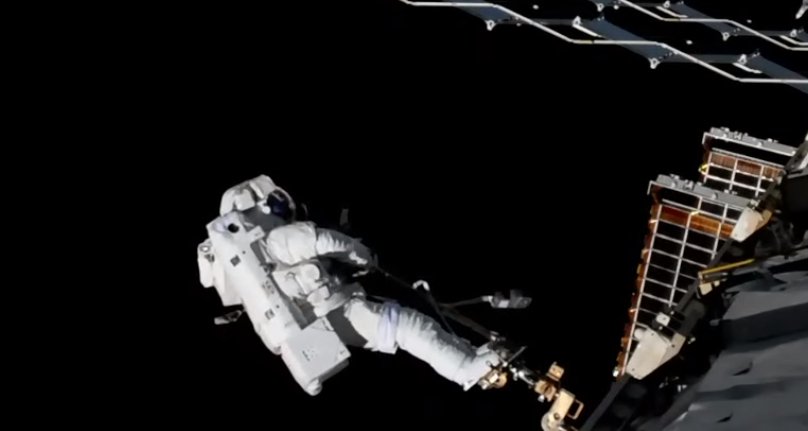 Bottlaeric's tweet photo. #ISS #EVA46 Notre vue > La vue de Joe Acaba. Et l'ISS passe au-dessus de Houston! https://t.co/BRe9biEpUc
