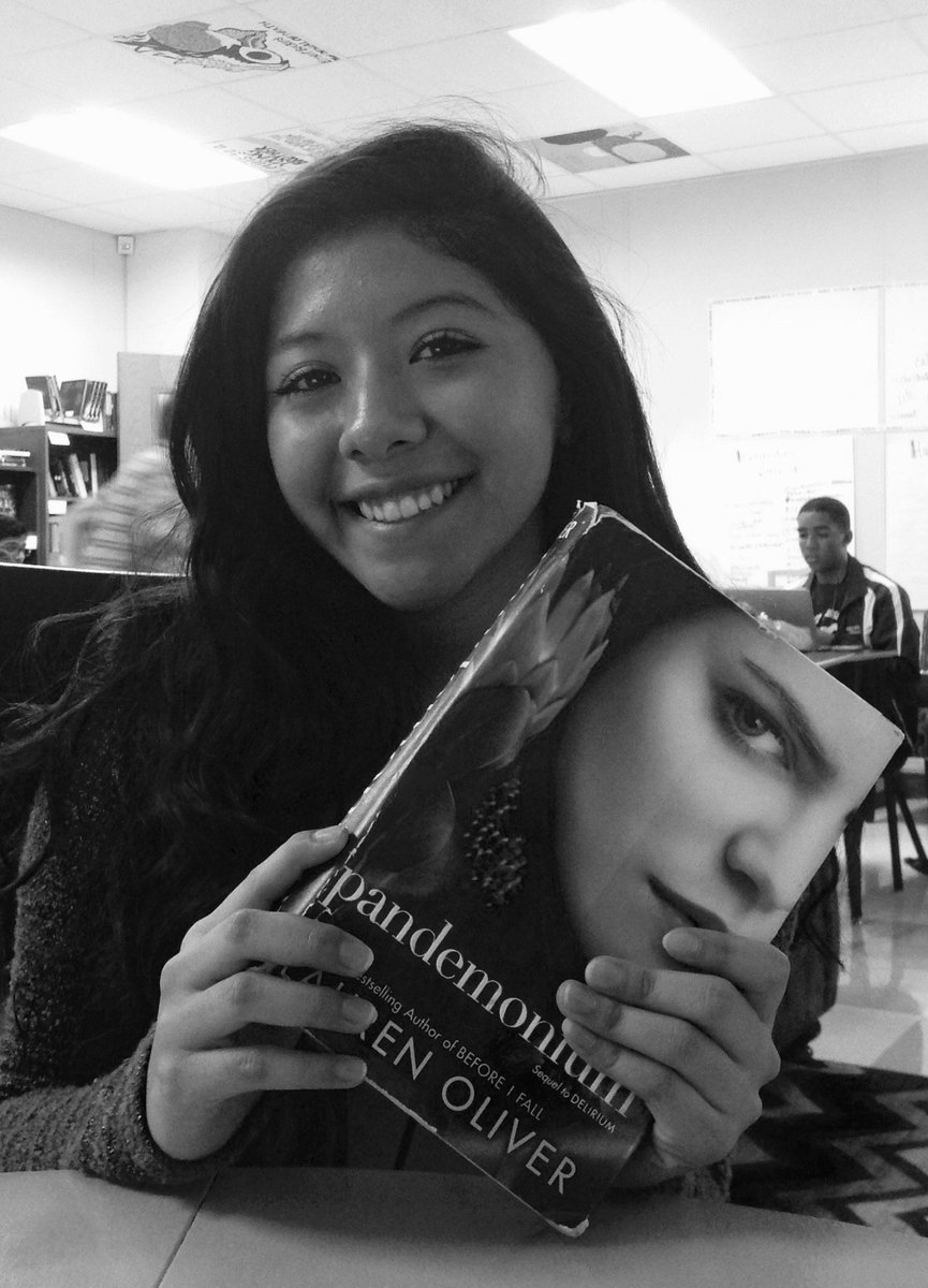 LisbethMoralez's tweet photo. Words can't be caged up, they are as birds that want to be free. They are expressed through a sifting motion of pen. #WhyIWrite #MsRassClass https://t.co/lISHDX8muO