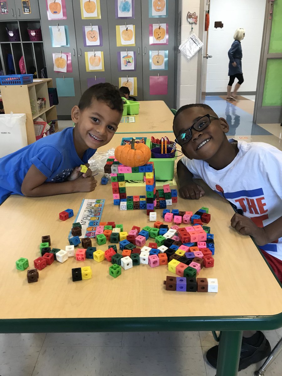 AshleyMarieWill's tweet photo. We were engineers in kindergarten today! We built bridges to hold our mini pumpkins! #showthecool #stem #HPSDtigers https://t.co/JyfLYwpAFG
