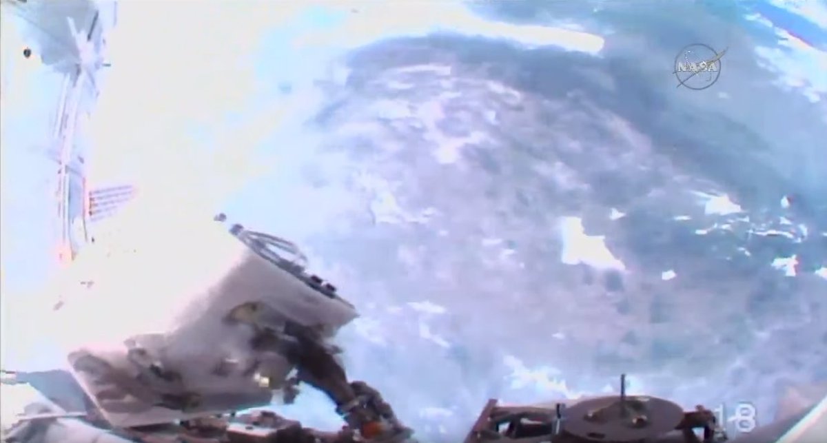 Bottlaeric's tweet photo. #ISS #EVA46 Notre vue > La vue de Joe Acaba. Et l'ISS passe au-dessus de Houston! https://t.co/BRe9biEpUc