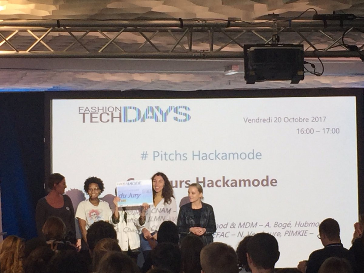fashiongreenhub's tweet image. Félicitations à l&apos;équipe gagnante des #hackamode. #FTD17 👏🎓