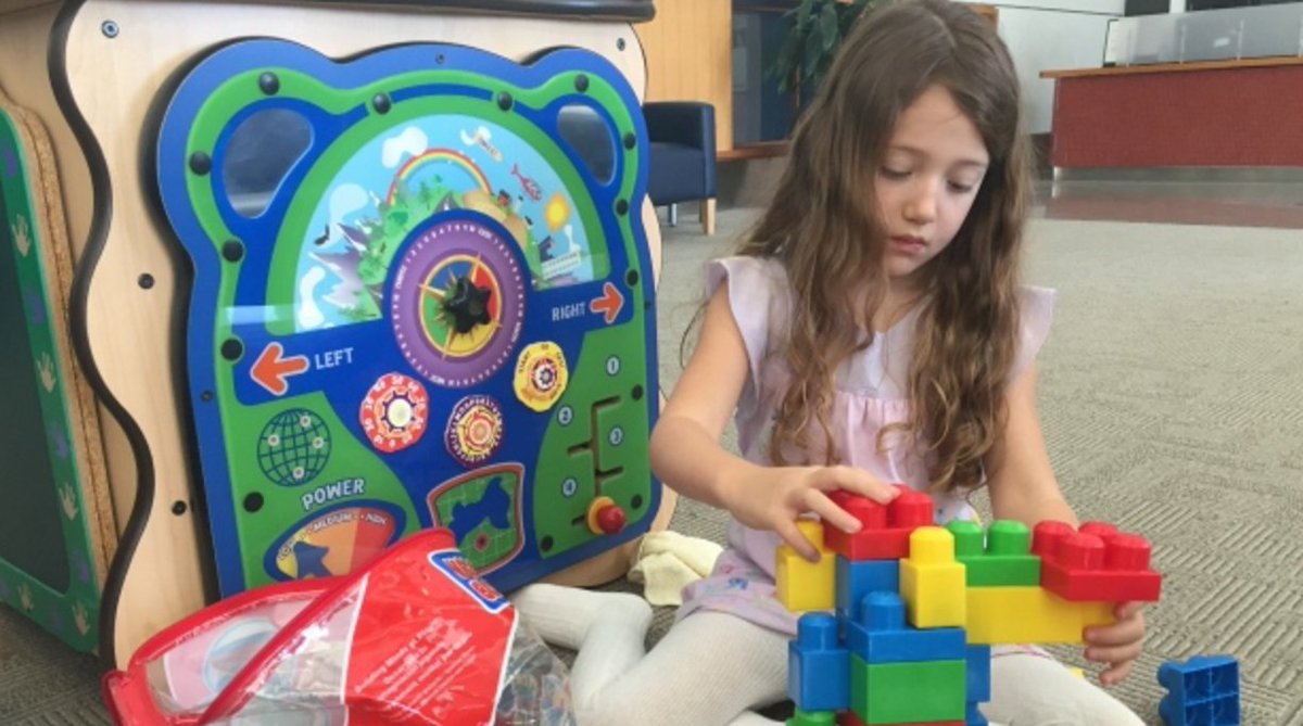 uoftcpd's tweet photo. Parents and doctors shed light on #autism. Ft. Dr. Anagnostou of @HBKidsHospital #ChildDev2017 https://t.co/D6UixtKaTv https://t.co/AlpV8EBrLD