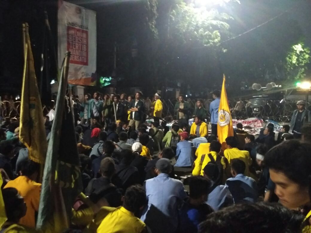 FSPMI_KSPI's tweet photo. Presiden Buruh, @KspiCitu @FSPMI_KSPI  Said Iqbal masih bertahan bersama mahasiswa 
#SidangRakyat 
#3TahunJokowiJK
#MahasiswaBersamaRakyat https://t.co/rveVu33kEE